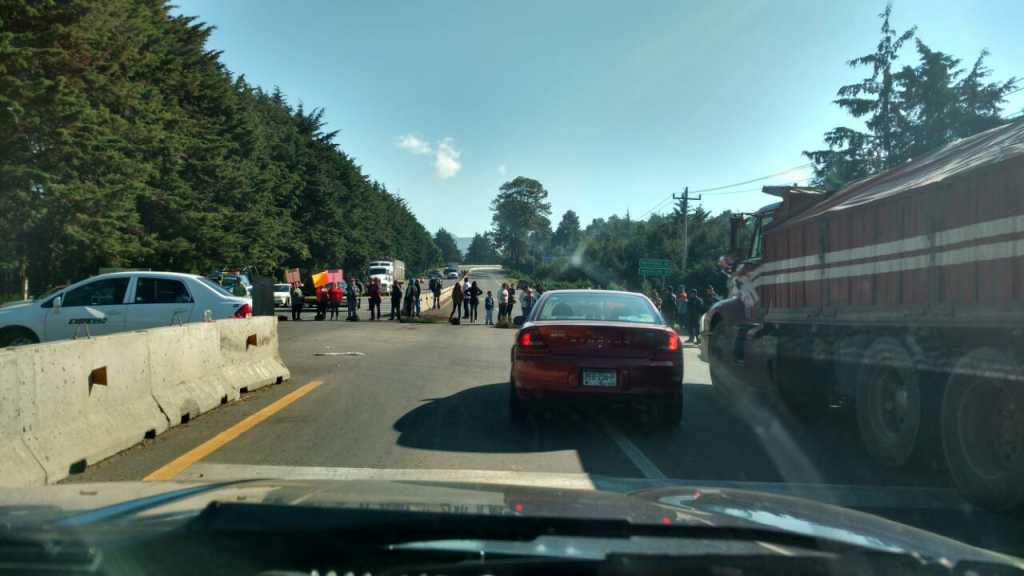 Bloquean carretera Pátzcuaro Santa Clara