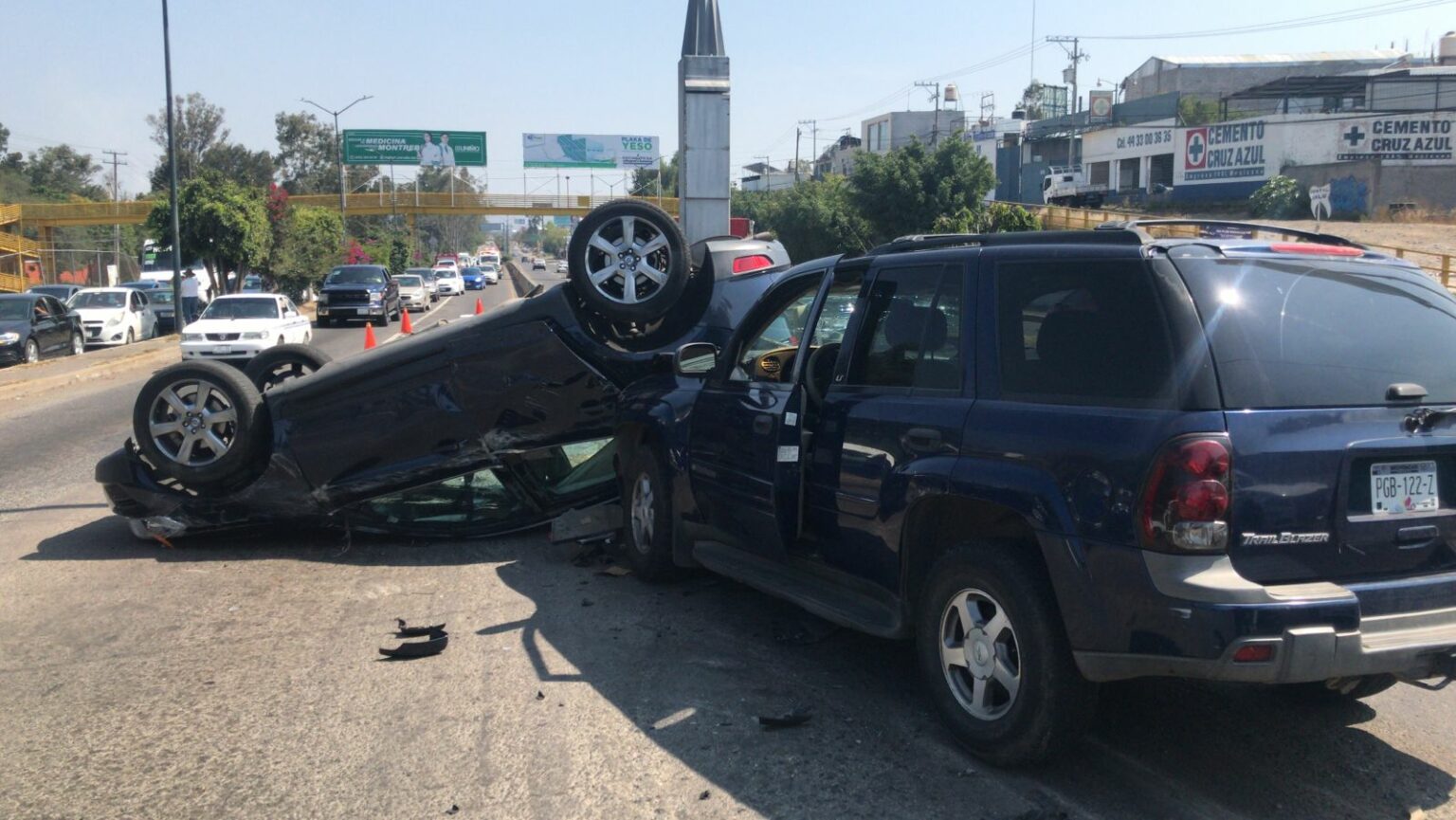 Chocan Camionetas En La Avenida Madero Una Termina Volcada