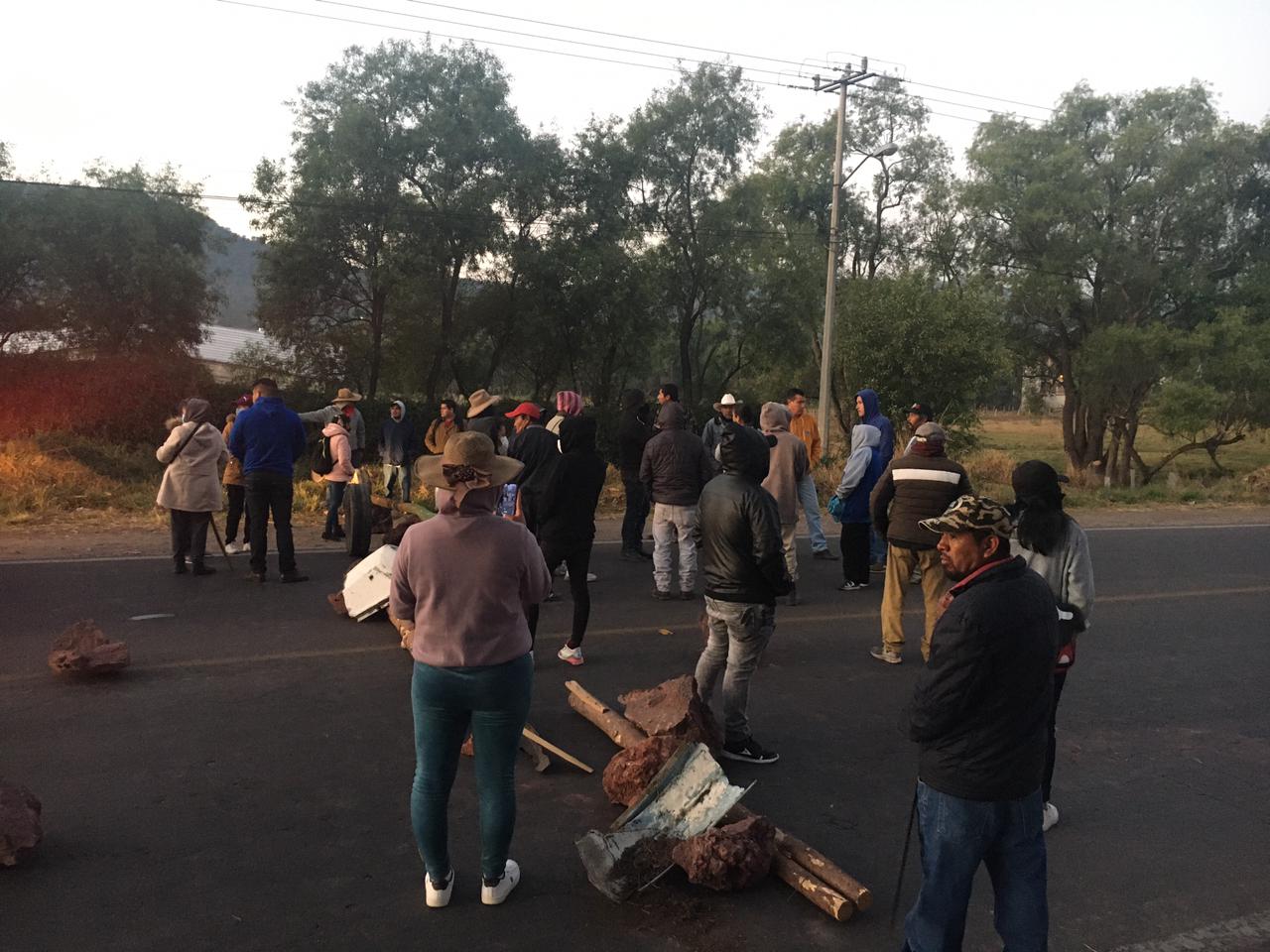 Comuneros De Hidalgo Bloquean Carretera Federal