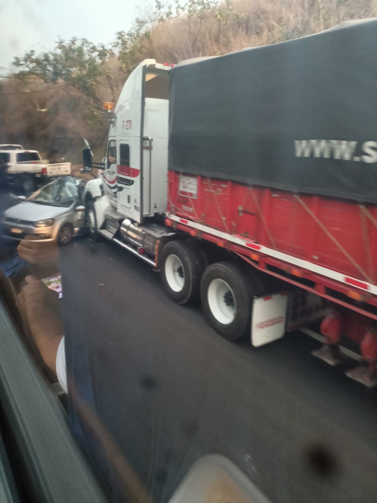 Tráiler embiste auto compacto en la Siglo XXI un muerto