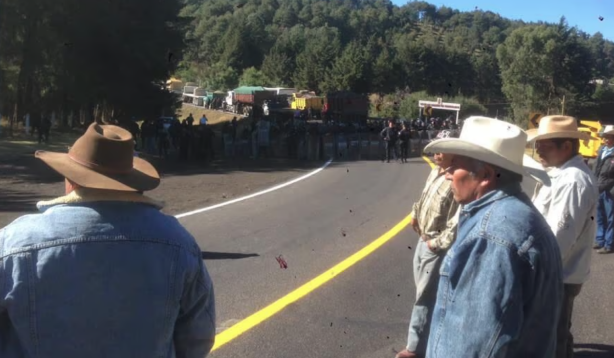 Liberan comuneros Arantepacua carretera Pátzcuaro-Uruapan; se dirigen a Palacio de Gobierno