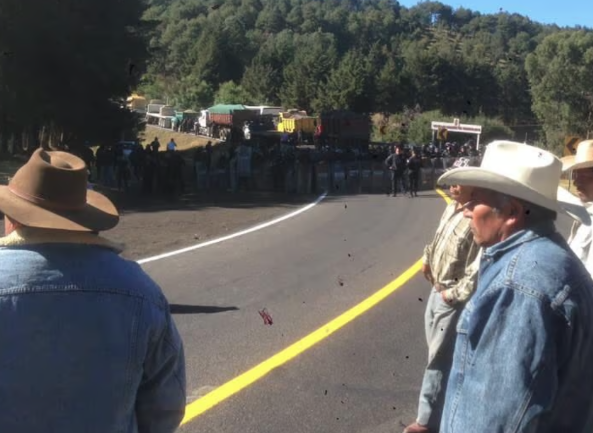 Liberan comuneros Arantepacua carretera Pátzcuaro-Uruapan; se dirigen a Palacio de Gobierno