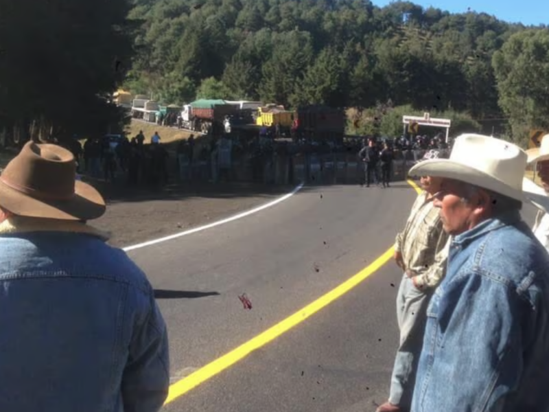 Liberan comuneros Arantepacua carretera Pátzcuaro-Uruapan; se dirigen a Palacio de Gobierno