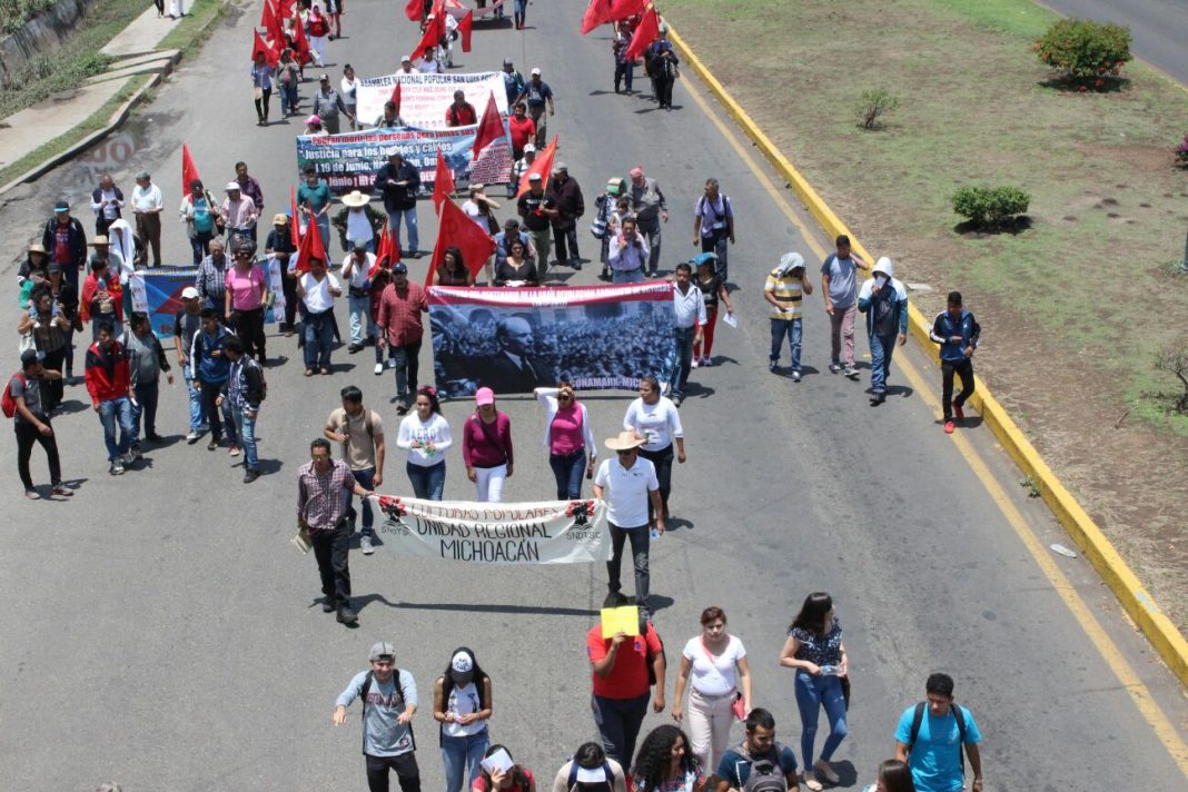 Normalistas bloquean la salida Pátzcuaro