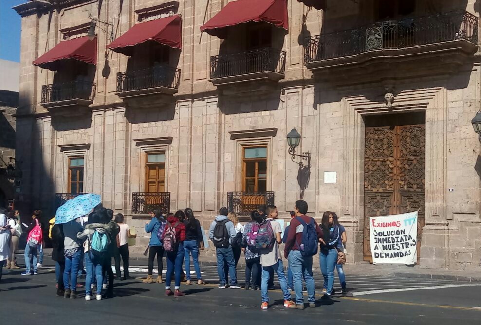 estudiantes piden cambio de directores