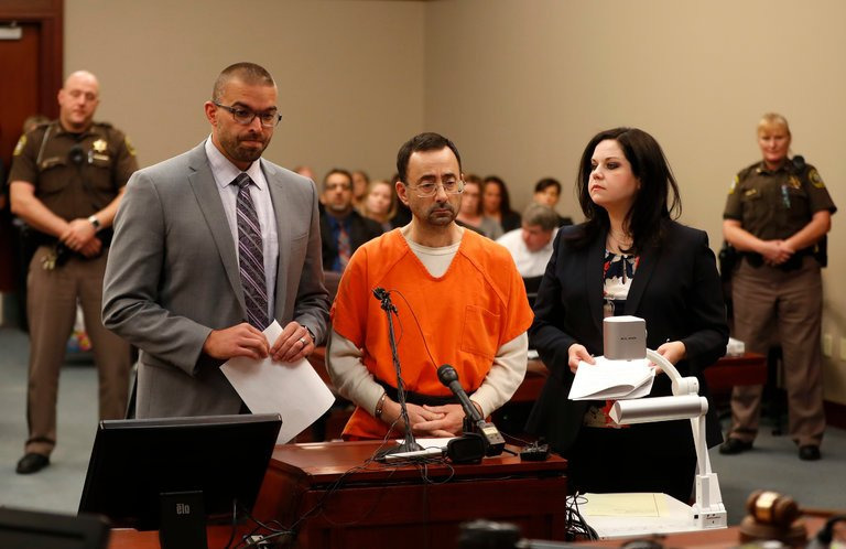 Larry Nassar, el médico que abusó sexualmente de gimnastas de Estados Unidos, entre ellas campeonas olímpicas, ha sido sentenciado