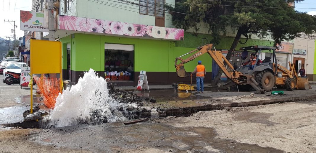 Error de trabajadores del ayuntamiento de Morelia desperdicia agua