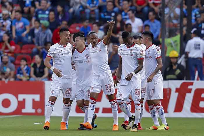 Los Diablos rostizan a Gallos