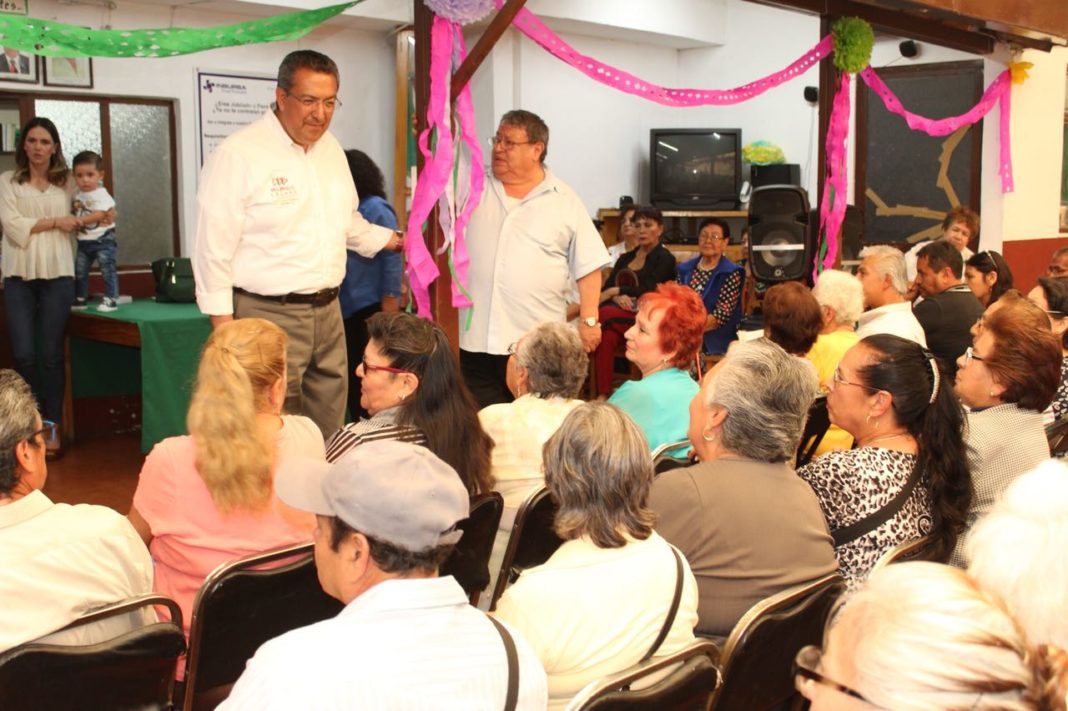 Dialoga Wilfrido Lázaro con jubilados y pensionados