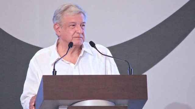 López Obrador señaló que para su gobierno será prioritaria la capacitación y educación de los jóvenes.