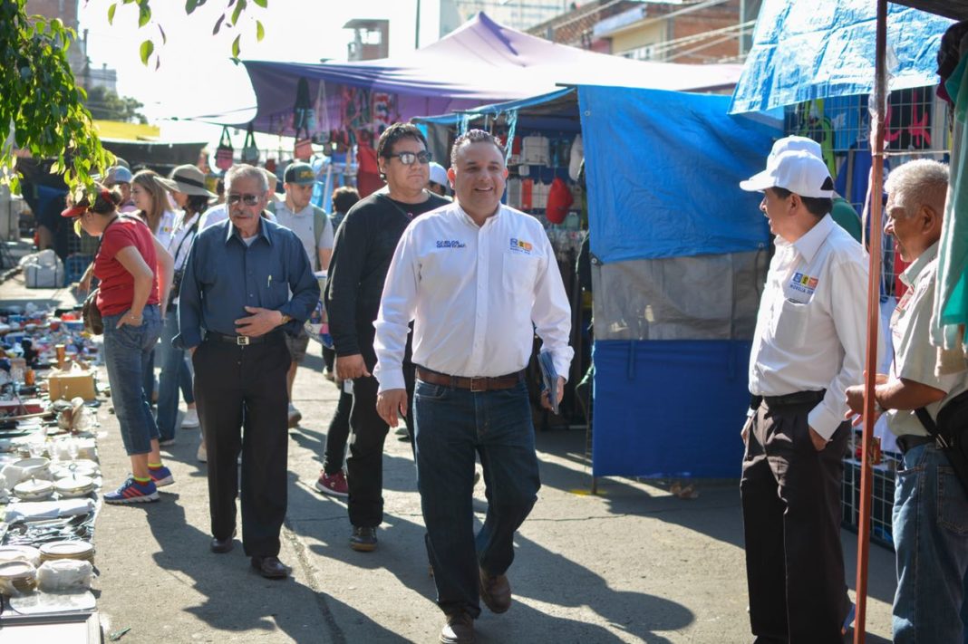 Respaldan comerciantes del tianguis del Auditorio a Carlos Quintana