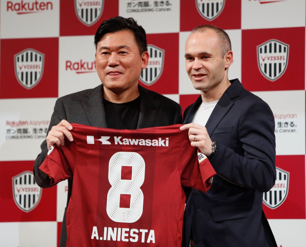 Iniesta fue presentado con el Vissel Kobe de Japón