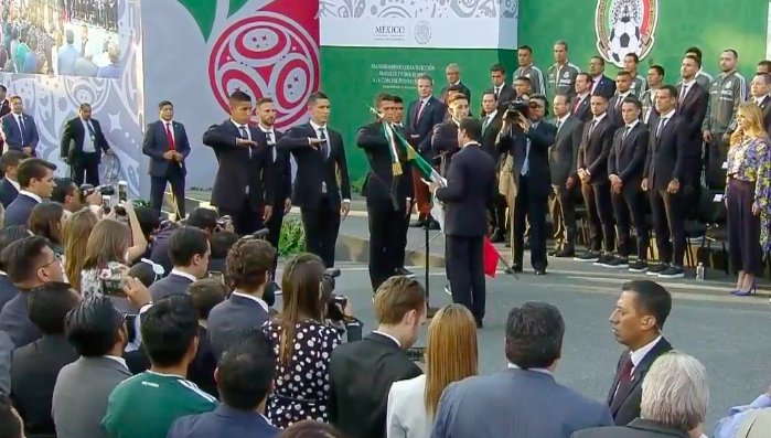 EPN abandera a la Selección Mexicana