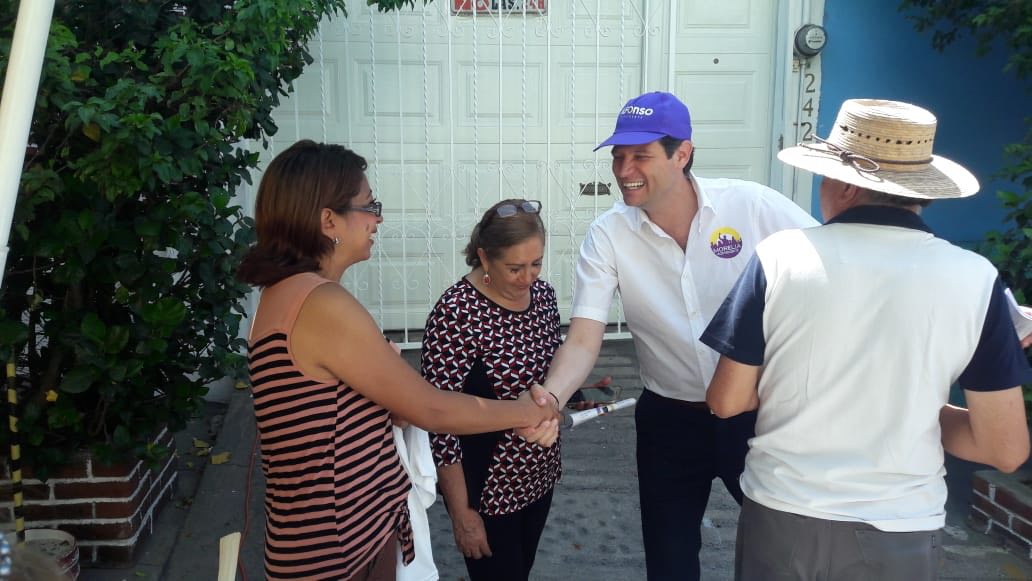 Alfonso continúa recorriendo las calles de Morelia y sumando simpatías