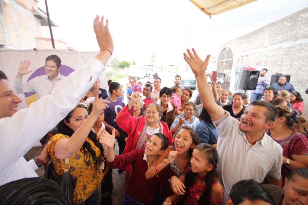 Colonos de la Gertrudis Sánchez van con Alfonso