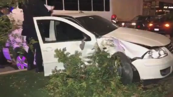 Jugador de Chivas, sufre accidente automovilístico