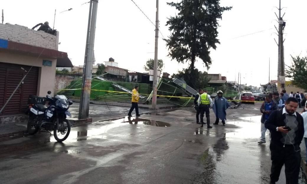 Caen andamios de negocio en Morelia sobre vehículos por fuerte lluvia