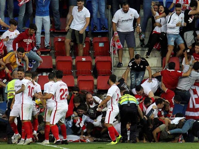 Heridos aficionados al caer una valla en el futbol de España