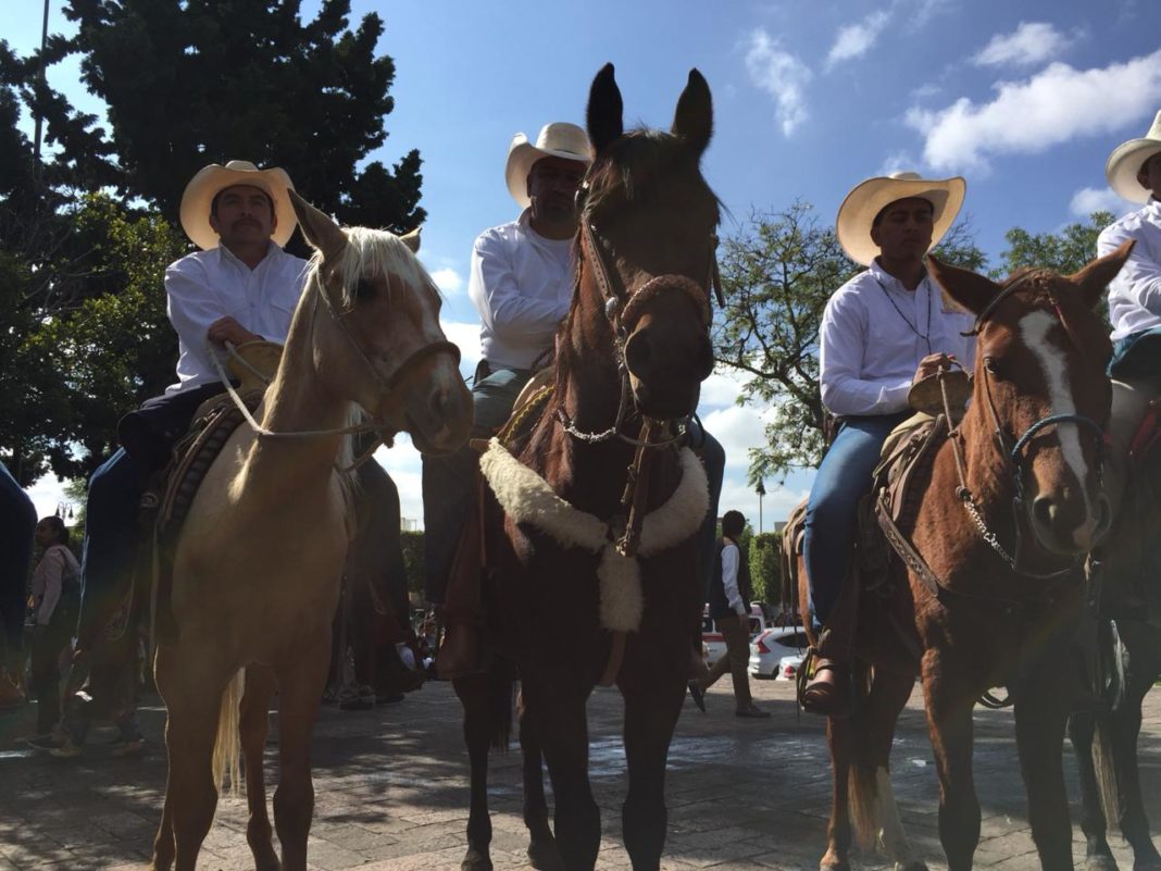 Por cabalgata cierre vehicular