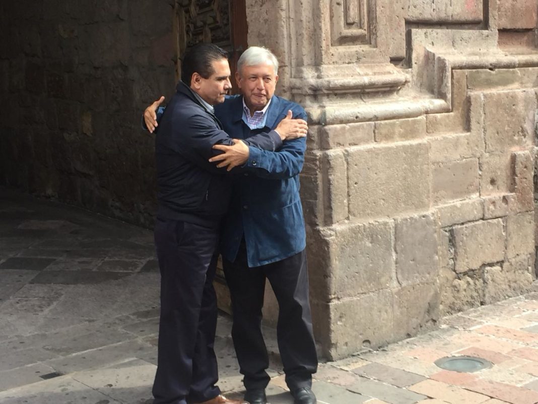 Arriba Andres Manuel a Morelia, lo recibe Silvano en puerta principal de Palacio