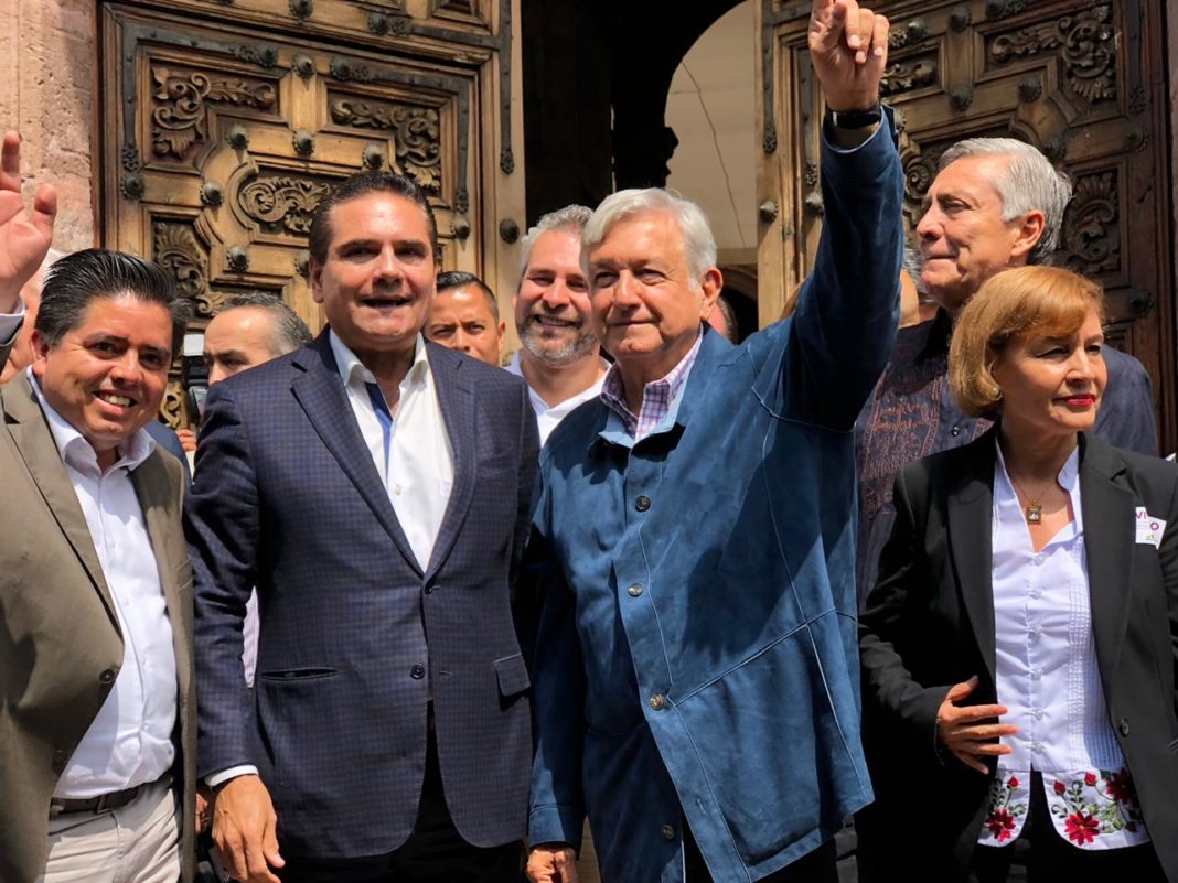 Al grito de ¡Fuera Silvano!, reciben michoacanos a AMLO