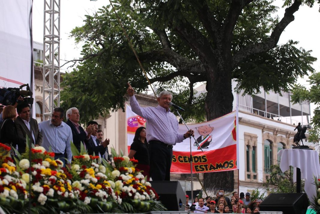 AMLO compromete becas y universidades para Michoacán; olvida tema de inseguridad