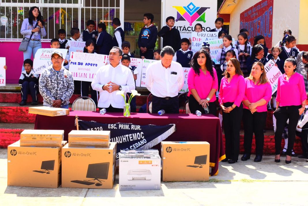 Entrega Adrián López Solís apoyos a escuela en Zitácuaro