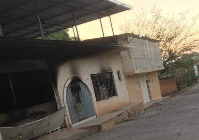 Incendian casas y ejecutan a seis en Aguililla, Michoacán