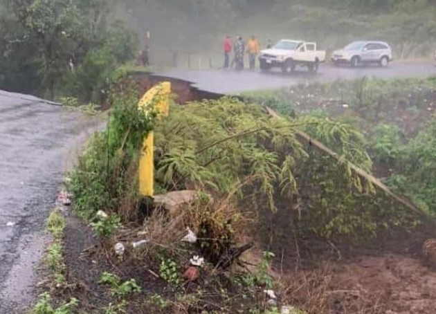 Lluvias desploman puente vehícular en Los Reyes, Michoacán
