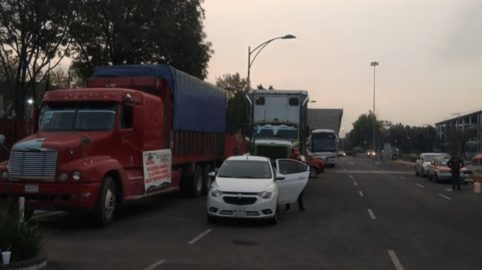 Transportistas realizan protesta afuera de la Cámara de Diputados