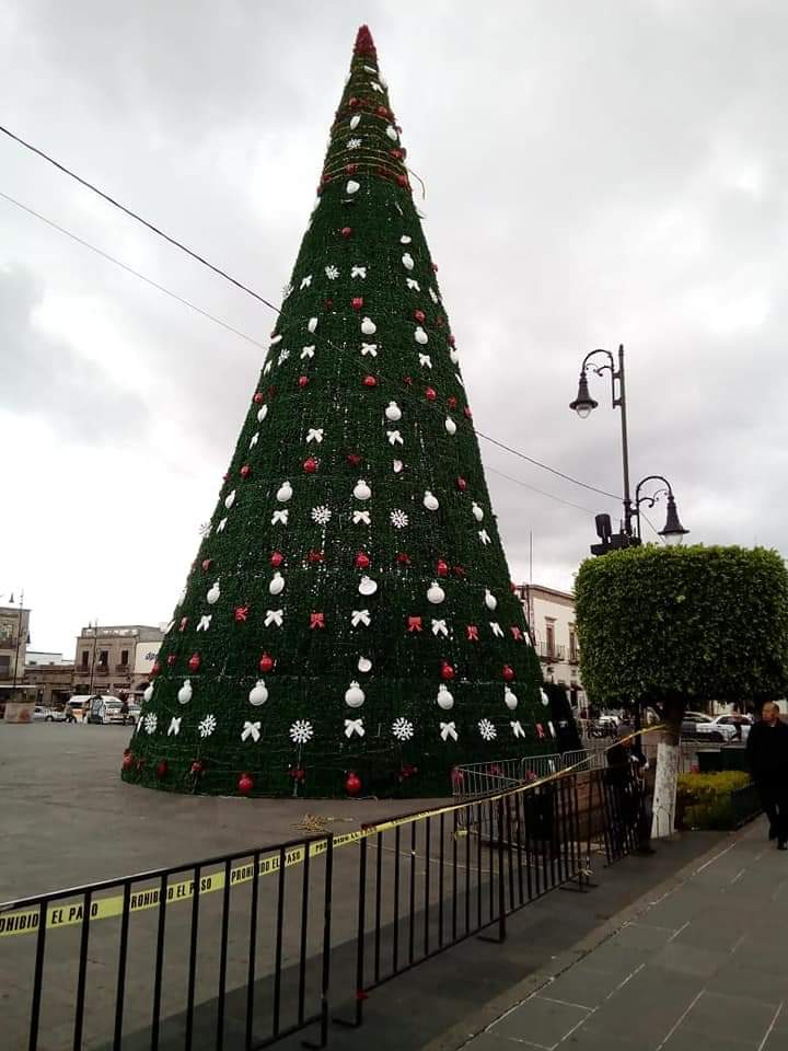 Por fuertes vientos, Protección Civil retirará árbol navideño