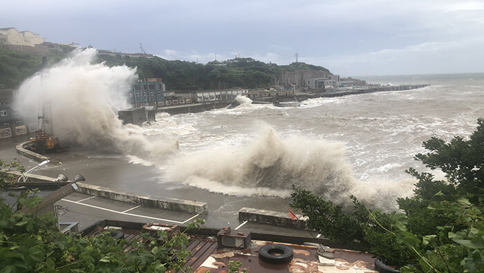 Instan a evacuar a más de 2 millones de personas en Japón por tifón "Haishen"