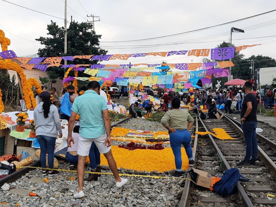 Normalistas colocan altares de muertos