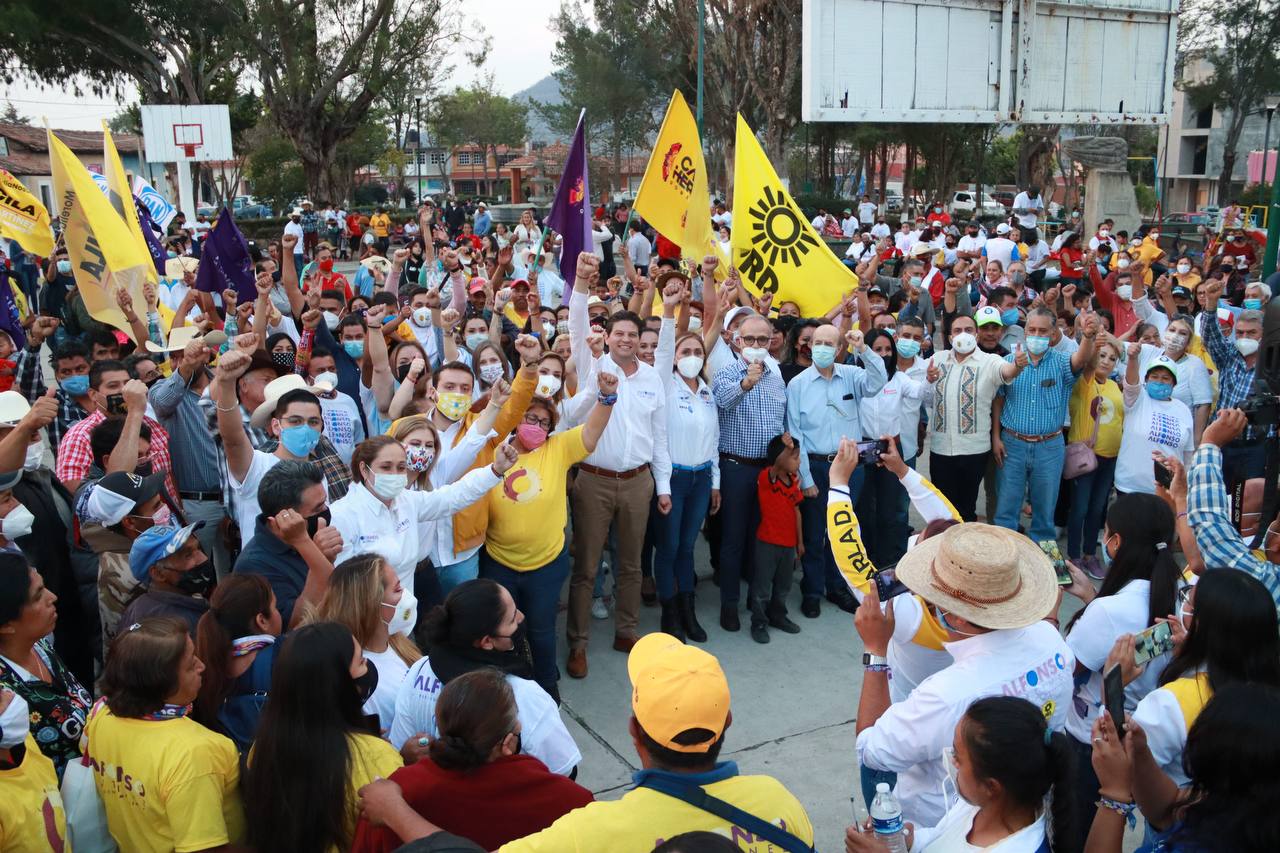 Reciben cientos de habitantes de comunidades a Alfonso Martínez