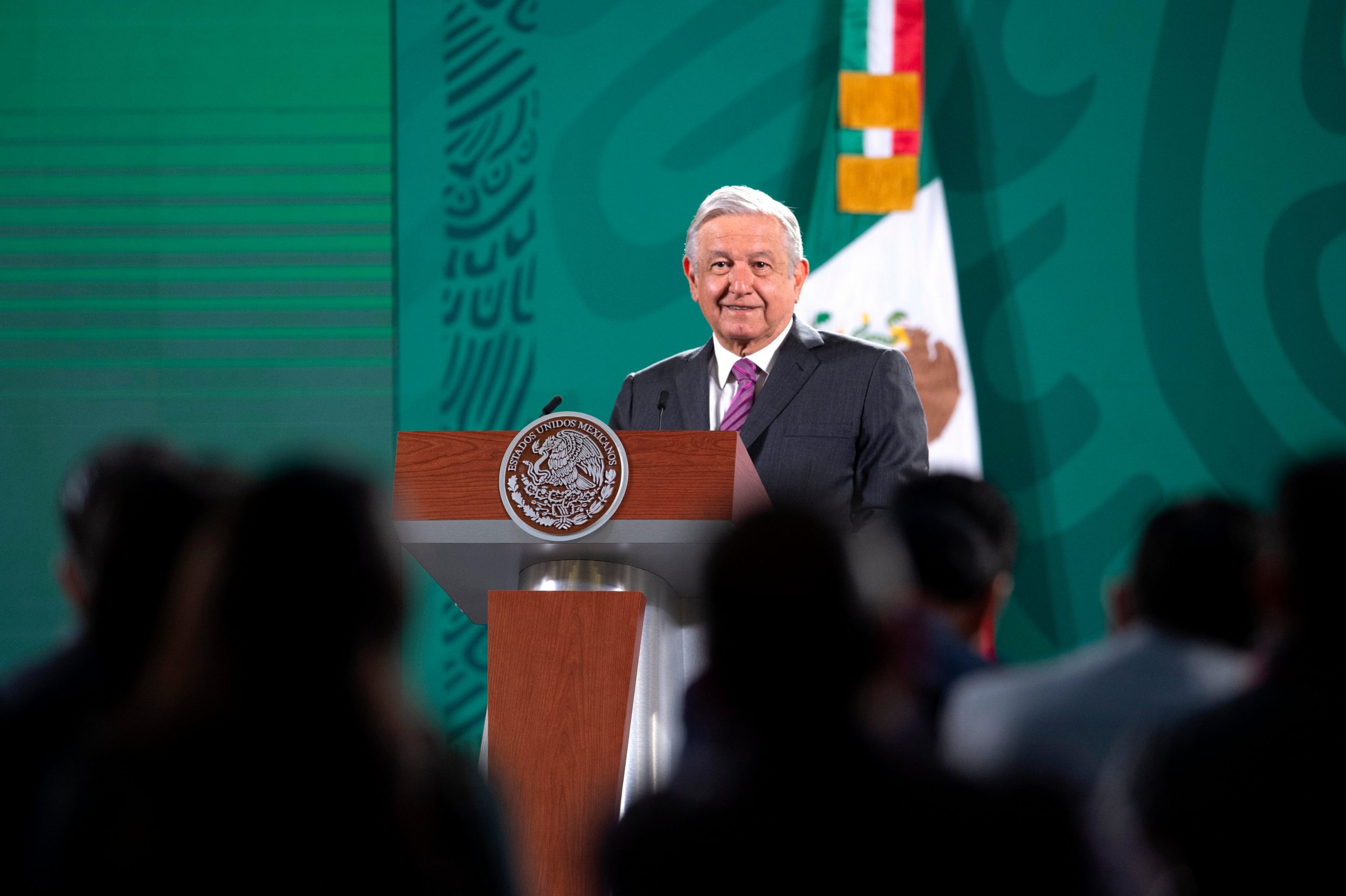 Asegura AMLO que no está en contra la clase media