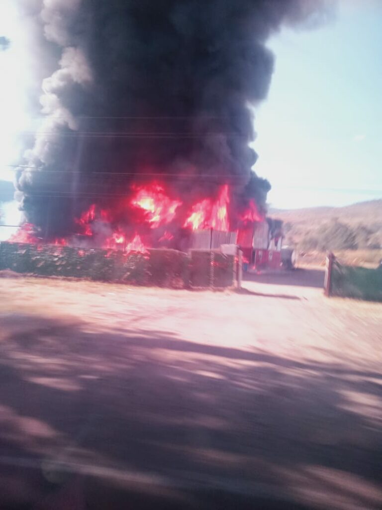 Se incendia una recicladora en la salida a Mil Cumbres