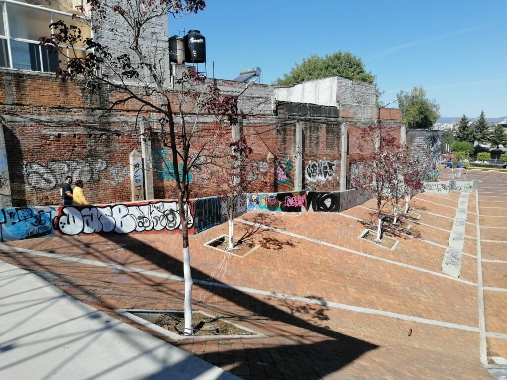 Esperemos que le pongan policías y no sólo pintura a la plaza de la paz vecinos