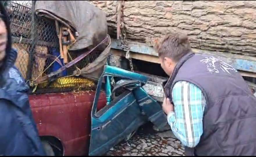 2 lesionados tras choque de camioneta con camión