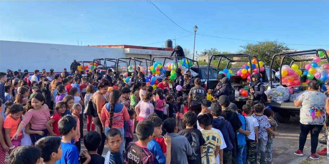 Policías entregan juguetes por Día de Reyes en cuartel de Jiquilpan