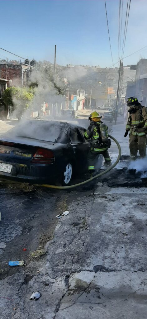 Por causas desconocidas se incendia un carro en la colonia Jesús Romero Flores