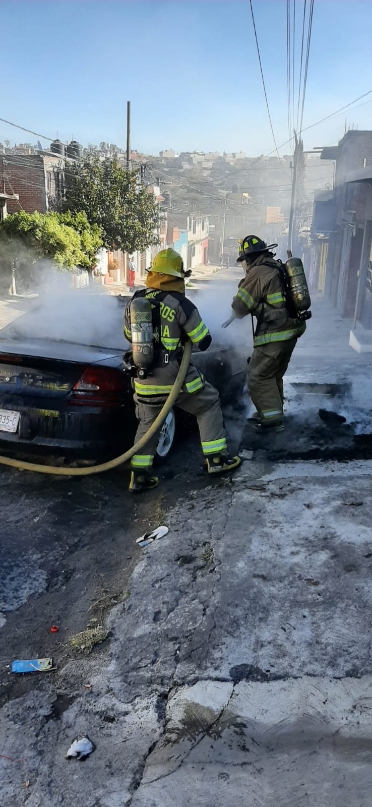 Por causas desconocidas se incendia un carro en la colonia Jesús Romero Flores