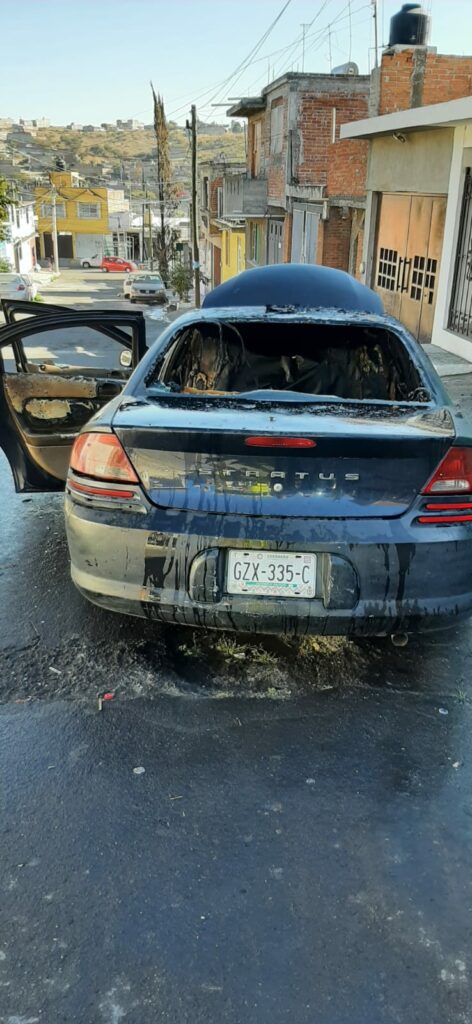 Por causas desconocidas se incendia un carro en la colonia Jesús Romero Flores