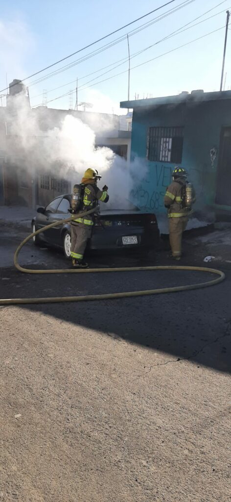 Por causas desconocidas se incendia un carro en la colonia Jesús Romero Flores