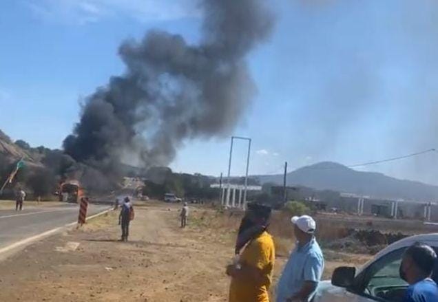 Queman autobús habitantes de Santiago Azajo como protesta