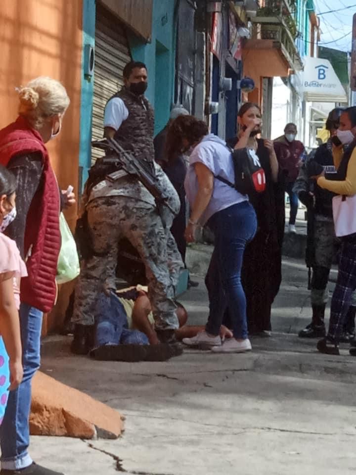 Reportan persona desmayada en filas para vacunación de refuerzo en Morelia