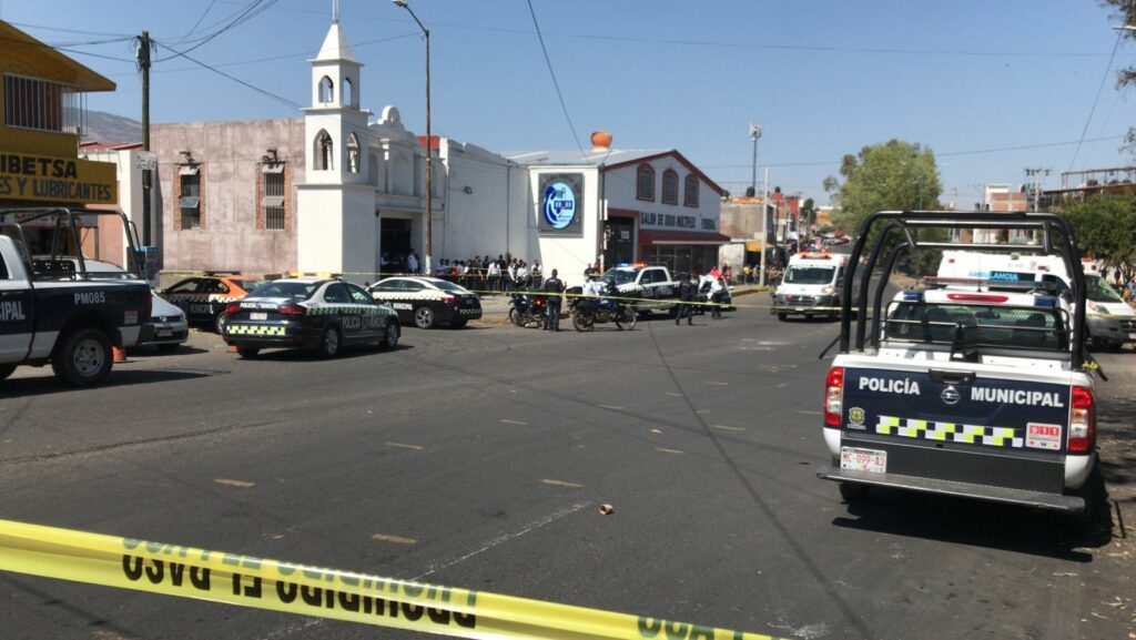 Atacan a balazos a dos sujetos dentro de una iglesia