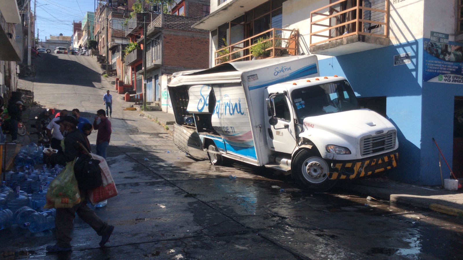 Camión repartido de agua se queda sin frenos y se estrella contra casa