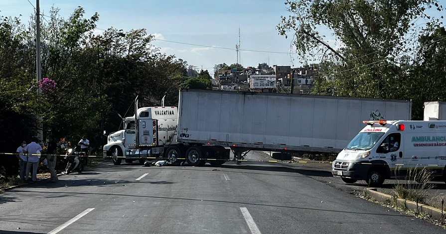 Muere motociclista chocar tráiler