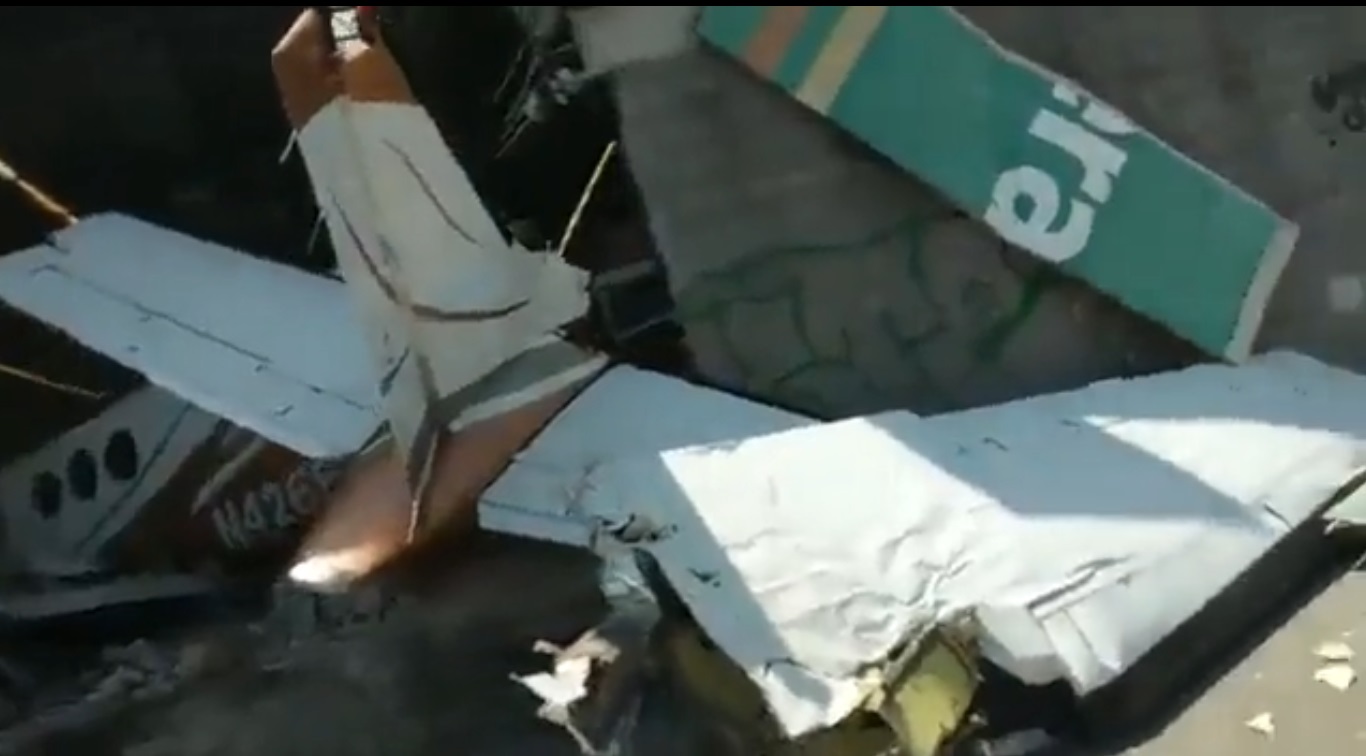 Se desploma avioneta sobre tienda Aurrera en Morelos