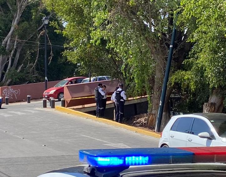 Descubren a un sujeto muerto abajo de un puente vehicular